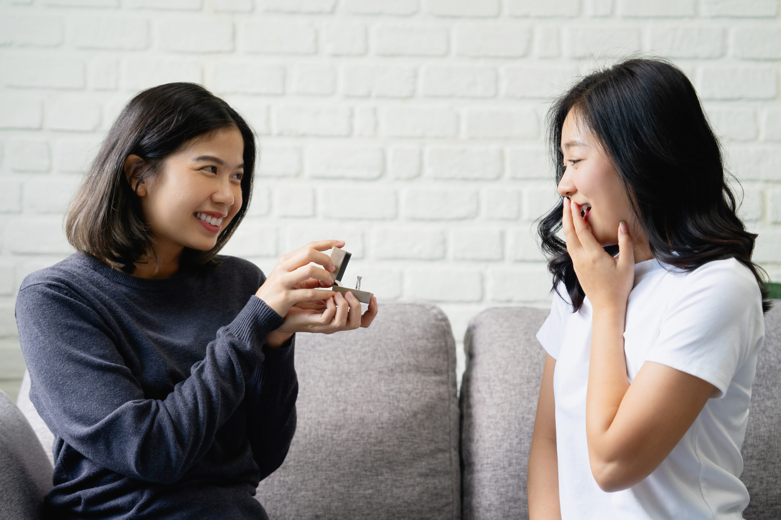 女同志正在求婚準備同性結婚登記